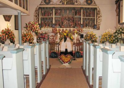 Bestattung: eine Sagaufbahrung mit Blumen und Kerzen
